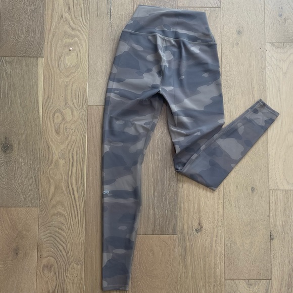 Alo monochromatic camo legging. High waist vapor legging in putty camo - Picture 2 of 4